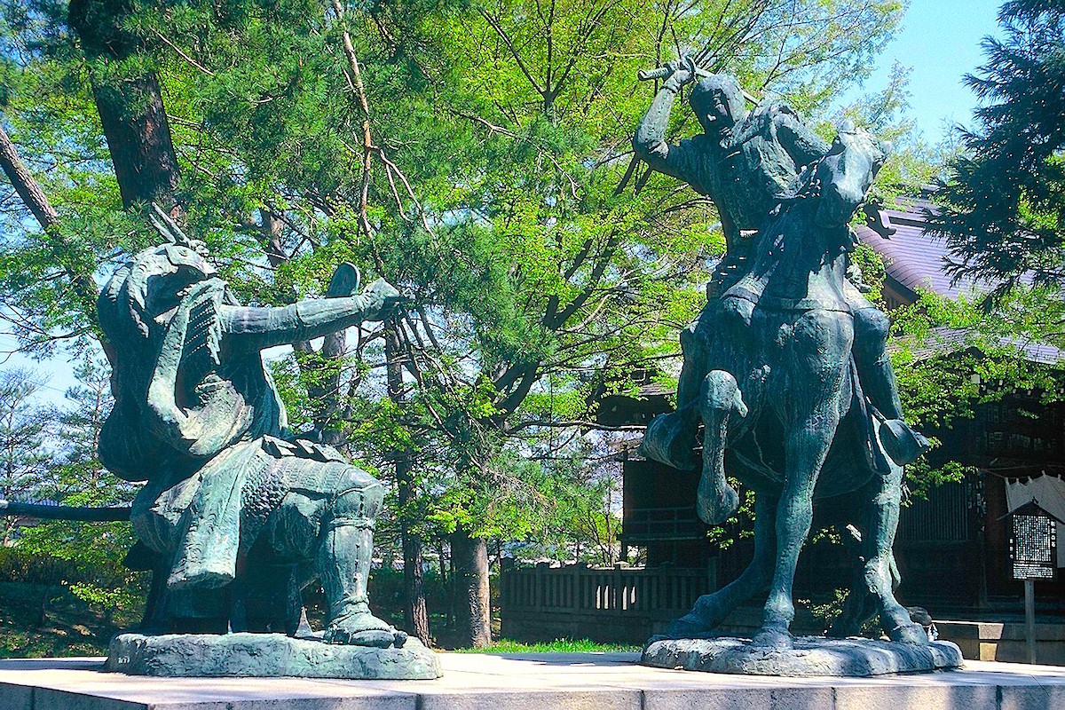 信玄・謙信一騎打ちの像