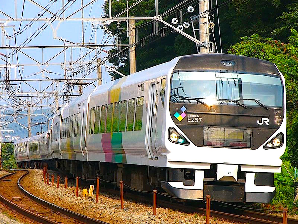 新宿と松本を結ぶ特急あずさ（E257系）