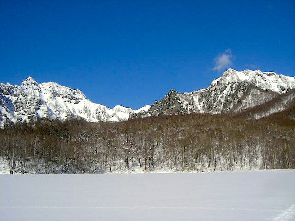 厳冬期の鏡池。結氷しています