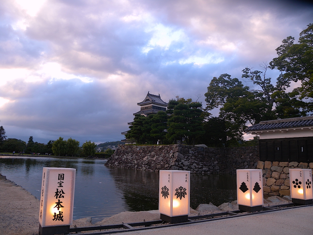 日没とともに歴代城主の家紋の入ったぼんぼりに火が灯る