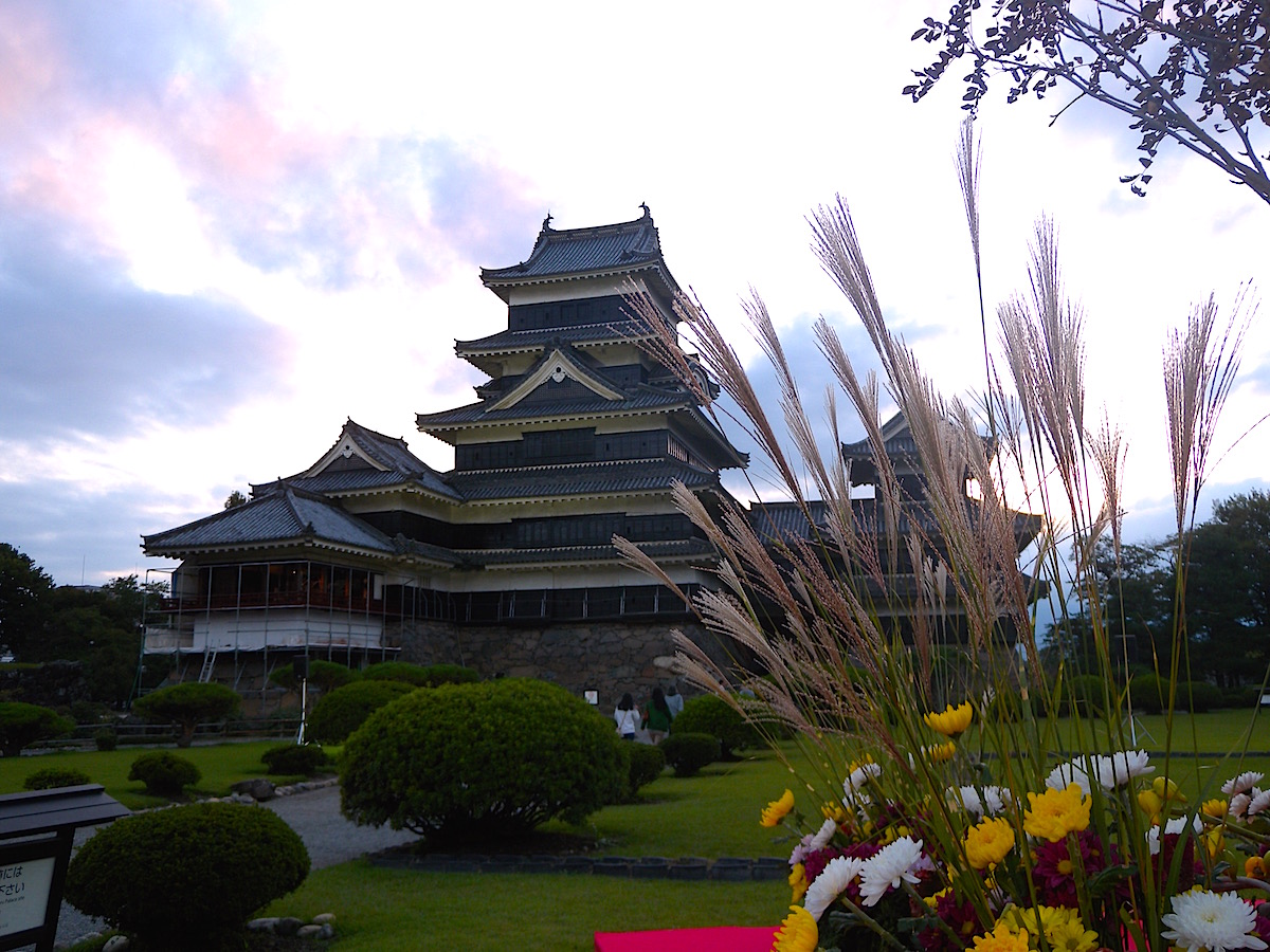 生花と国宝天守のツーショット