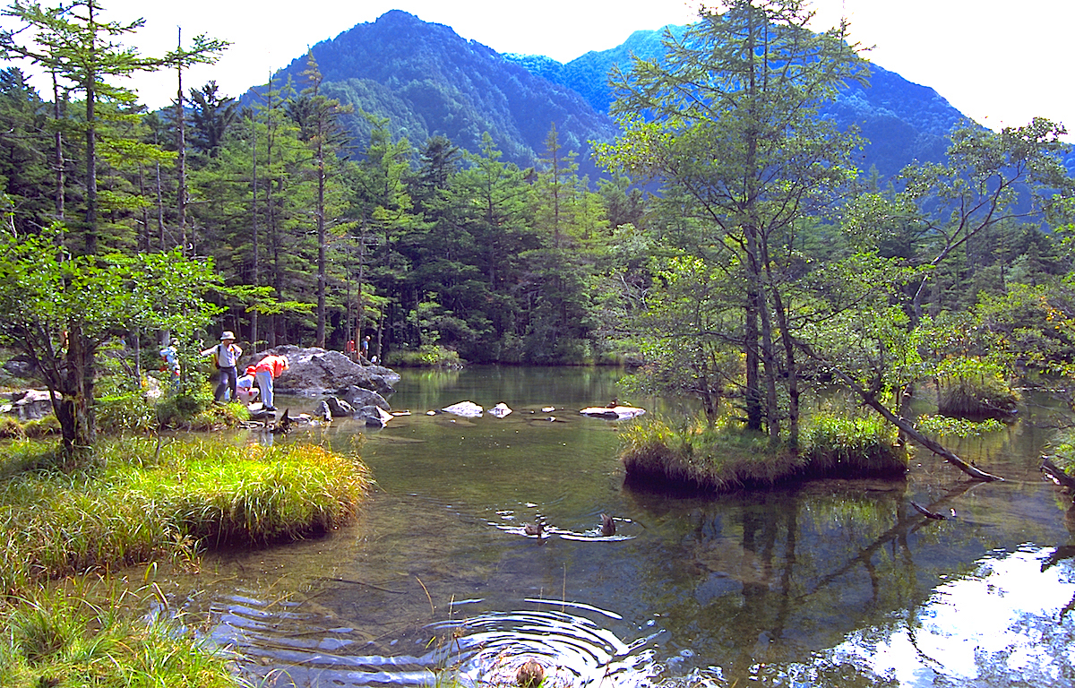 明神池二之池と明神岳