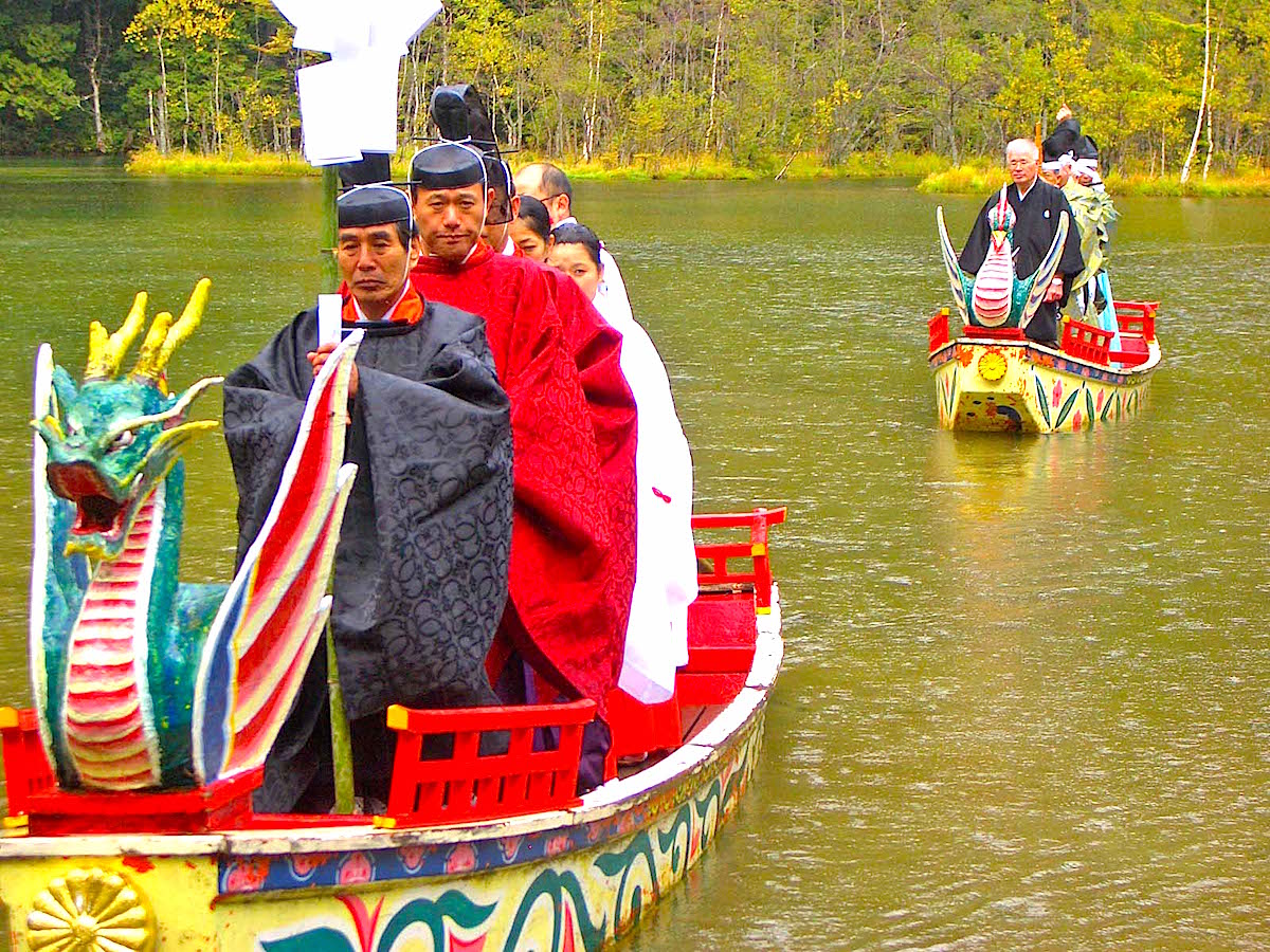 毎年10月8日に斎行される『穂高神社奥宮例大祭（明神池御船神事）』