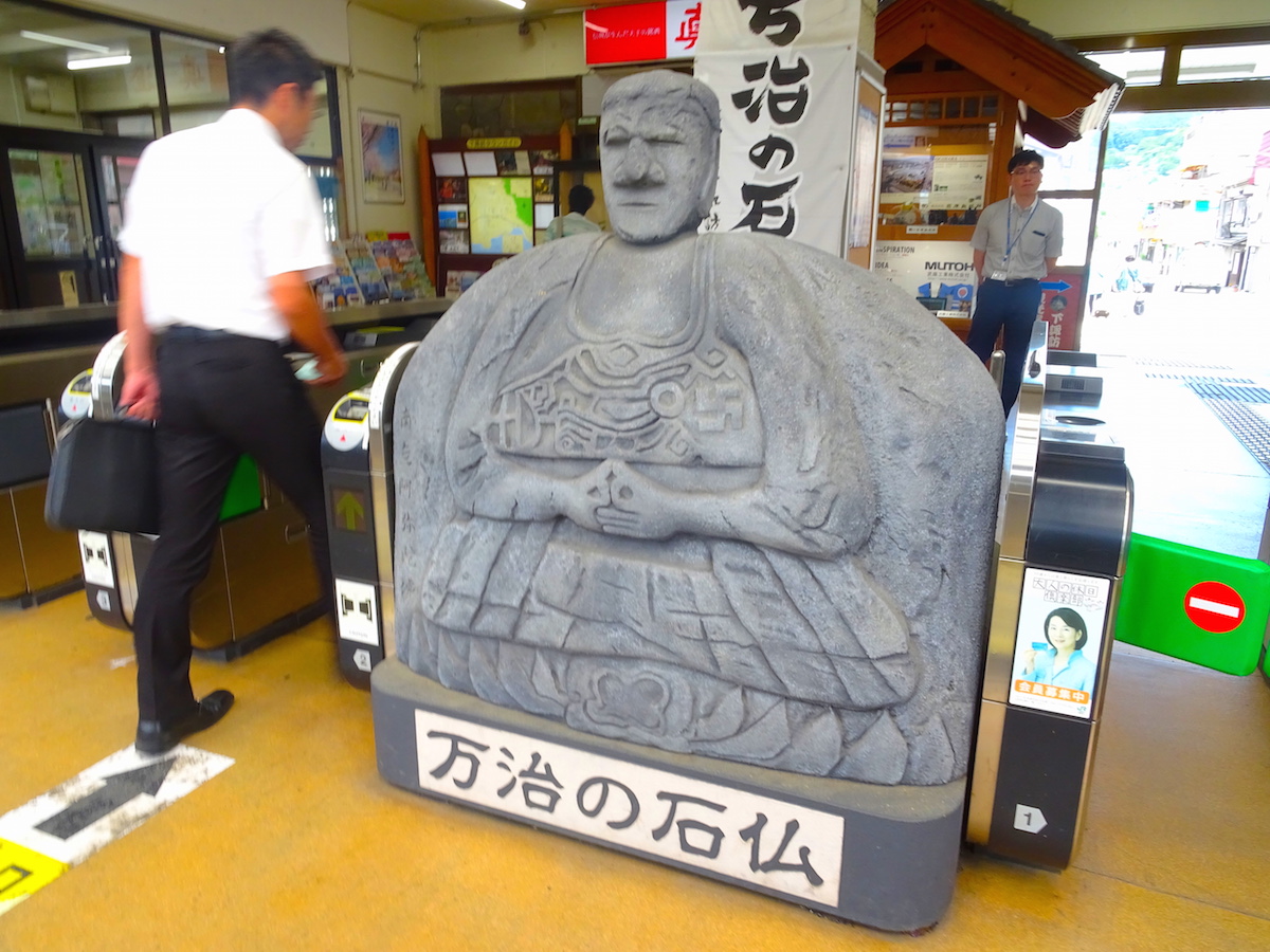 下諏訪駅の改札には万治の石仏のハリボテが
