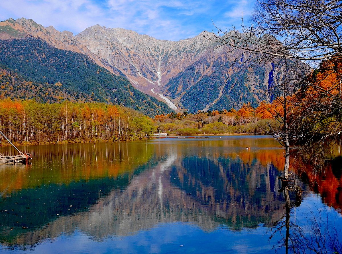 秋の大正池。岳沢の紅葉が素晴らしい