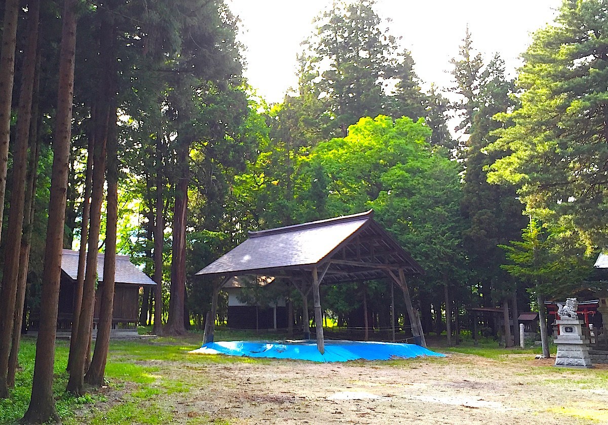 竈神社の境内にある土俵