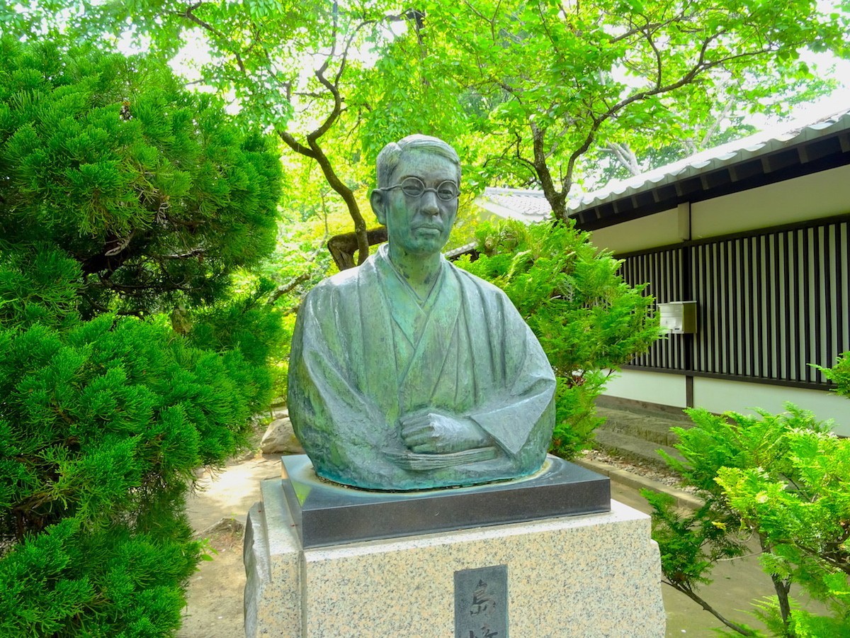 藤村記念館前に立つ島崎藤村像