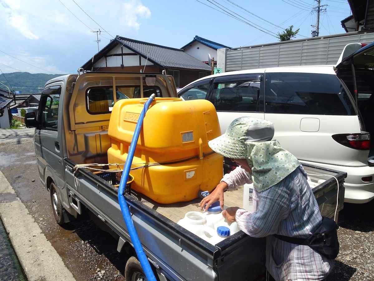馬に与える水を汲みに来たという酪農家も