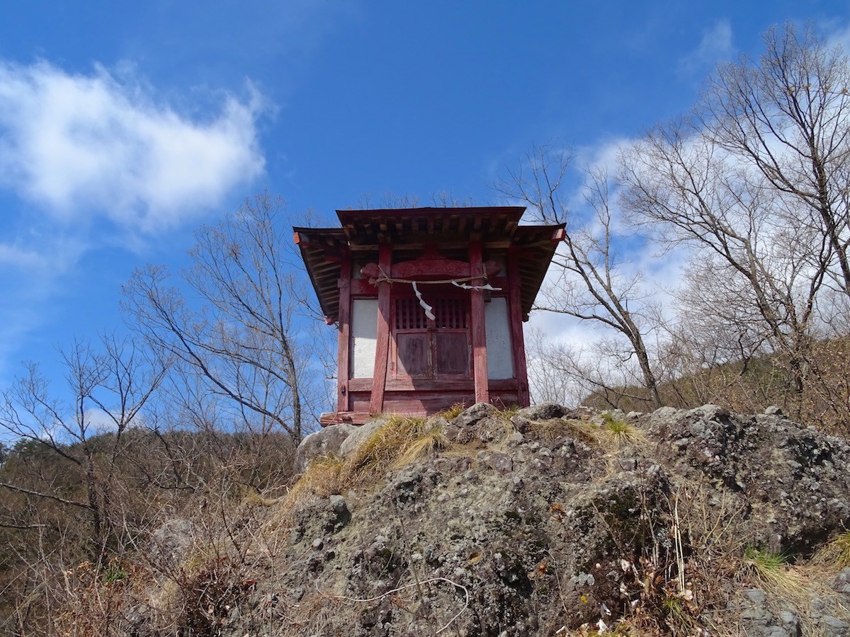 浅間山に向かって建つ稲荷神社・蚕影稲荷