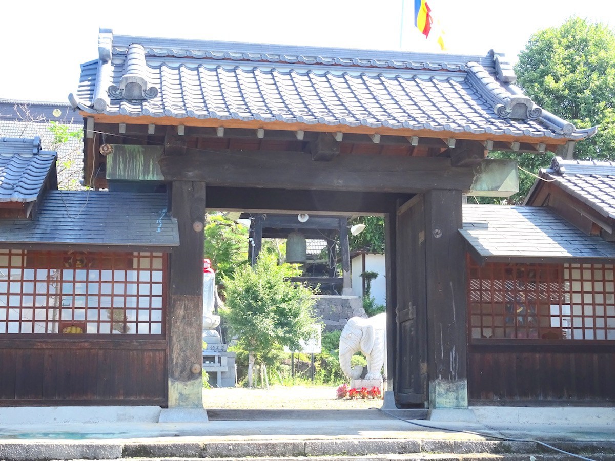 小諸城内にあったときには穴太衆（あのうしゅう）が積んだ石垣が左右に