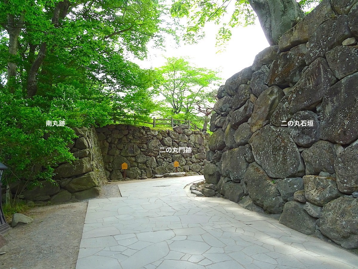 鍵の手となった小諸城内。右側が二の丸