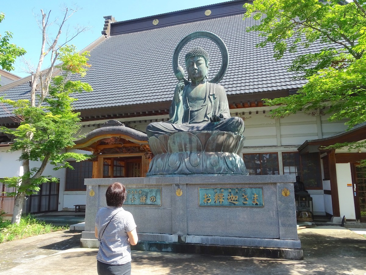 運が良くなる寺だけあって本堂前に巨大なお釈迦様が！
