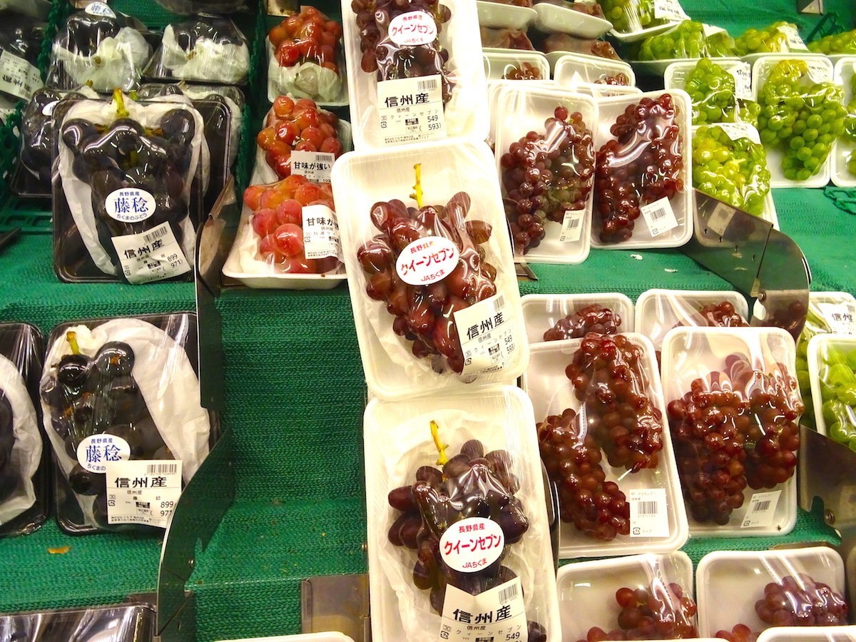 地元産ぶどうのクイーンセブンと藤稔