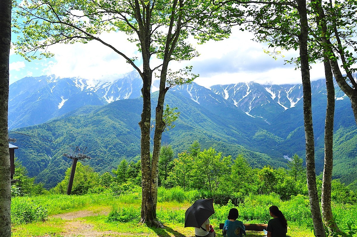 岩岳山頂から白馬三山を眺望。午後には稜線が雲に隠れることが多いので注意